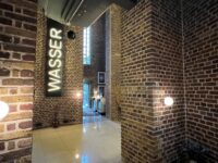 Hoch über den Dächern der Stadt: Die Bar Botanik im Wasserturm Köln begeistert mit spektakulärem Ausblick, edlem Design und kreativen Cocktails.