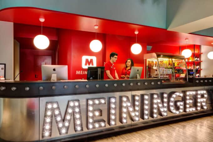 Erasmus-Studierende profitieren von günstigen Übernachtungen bei MEININGER Hotels in ganz Europa – ideal für interkulturellen Austausch und studentische Mobilität. Bild: MEININGER Hotels