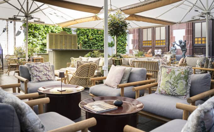 Das Brunfels Hotel und Antenne Mainz starten eine außergewöhnliche Partnerschaft – die neue Radioshow bringt sommerliche Live-Vibes direkt aus dem Innenhof auf Sendung. Bild: Tim Karapetian