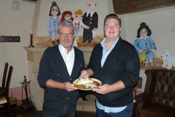 Oberbürgermeister Hans-Peter Hanke (69, li.) und Restaurace-Babička-Wirt Josef Micek (45) mit dem ersten Gulasch im neuen Restaurant. Die die Küche noch nicht fertig ist, wurde dieser in Miceks Restaurant Hurvinek in Dresden gekocht...